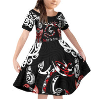 Aotearoa Toitu Te Tiriti-Maori Taniwha Family Matching Off Shoulder Short Dress and Hawaiian Shirt Toitu Te Whenua Toitu Te Reo Maori LT03 Daughter's Dress Black - Polynesian Pride