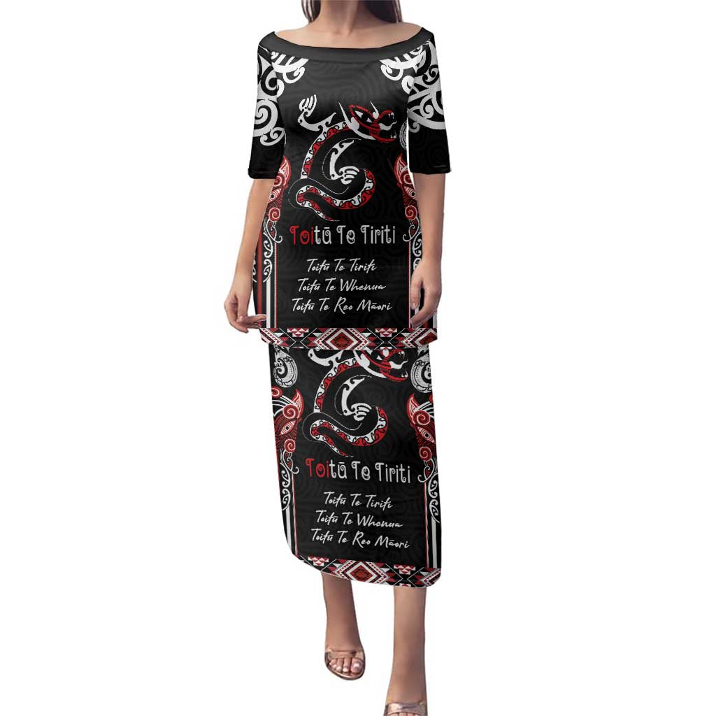 Aotearoa Toitu Te Tiriti-Maori Taniwha Family Matching Puletasi and Hawaiian Shirt Toitu Te Whenua Toitu Te Reo Maori LT03 Mom's Dress Black - Polynesian Pride