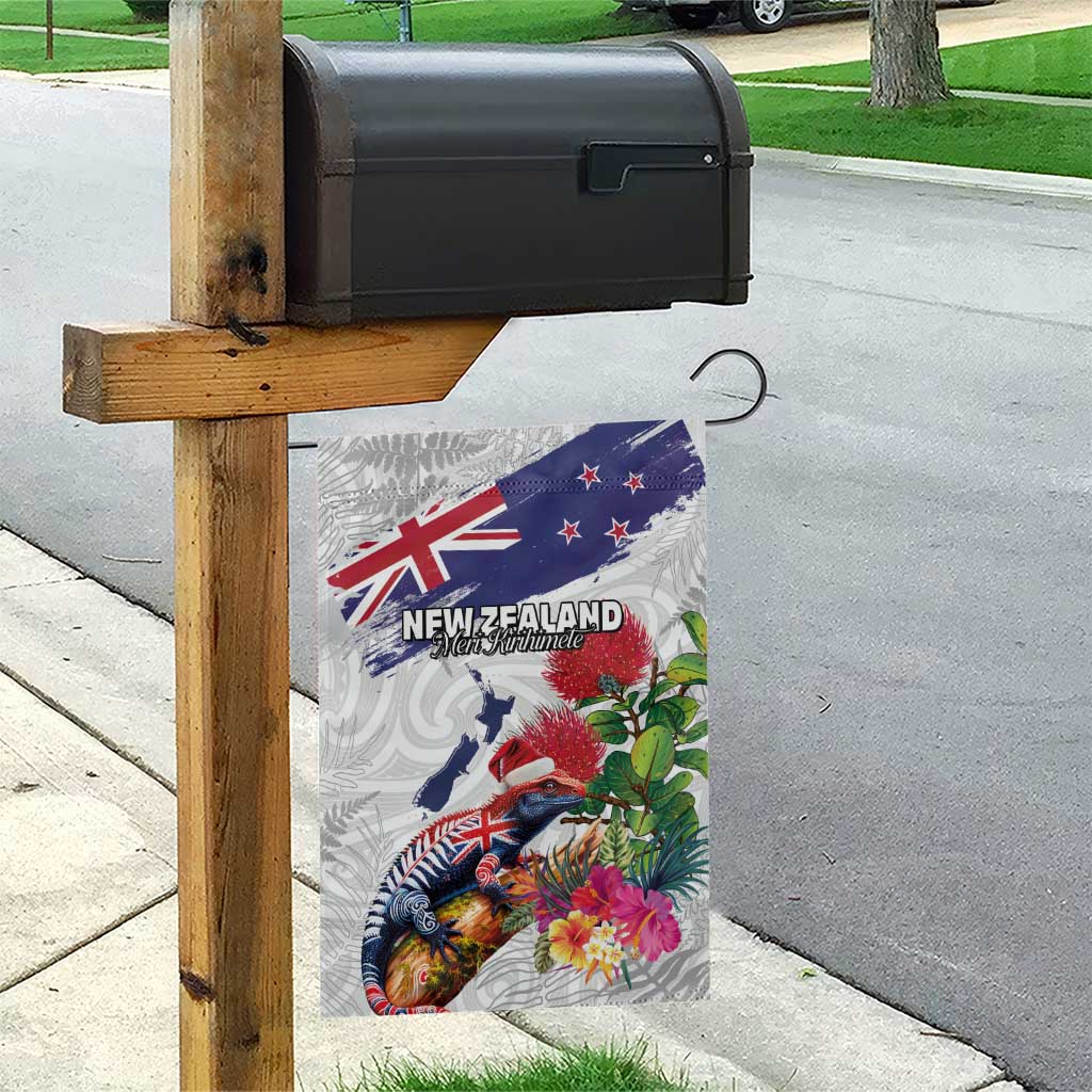 New Zealand Christmas Garden Flag Meri Kirihimete-Tuatara and Pohutukawa White Color LT03 - Polynesian Pride