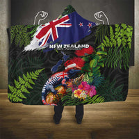 New Zealand Christmas Hooded Blanket Meri Kirihimete-Tuatara and Pohutukawa Black Color LT03 - Polynesian Pride