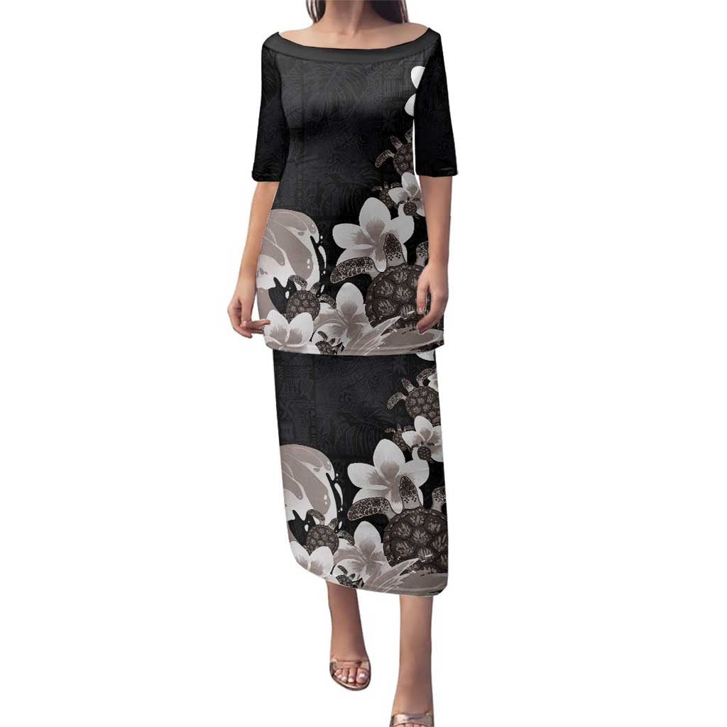 Hawaiian Plumeria and Turtle Family Matching Puletasi and Hawaiian Shirt with Polynesian Tribal Art Pattern Grayscale Color LT03 Mom's Dress Black - Polynesian Pride