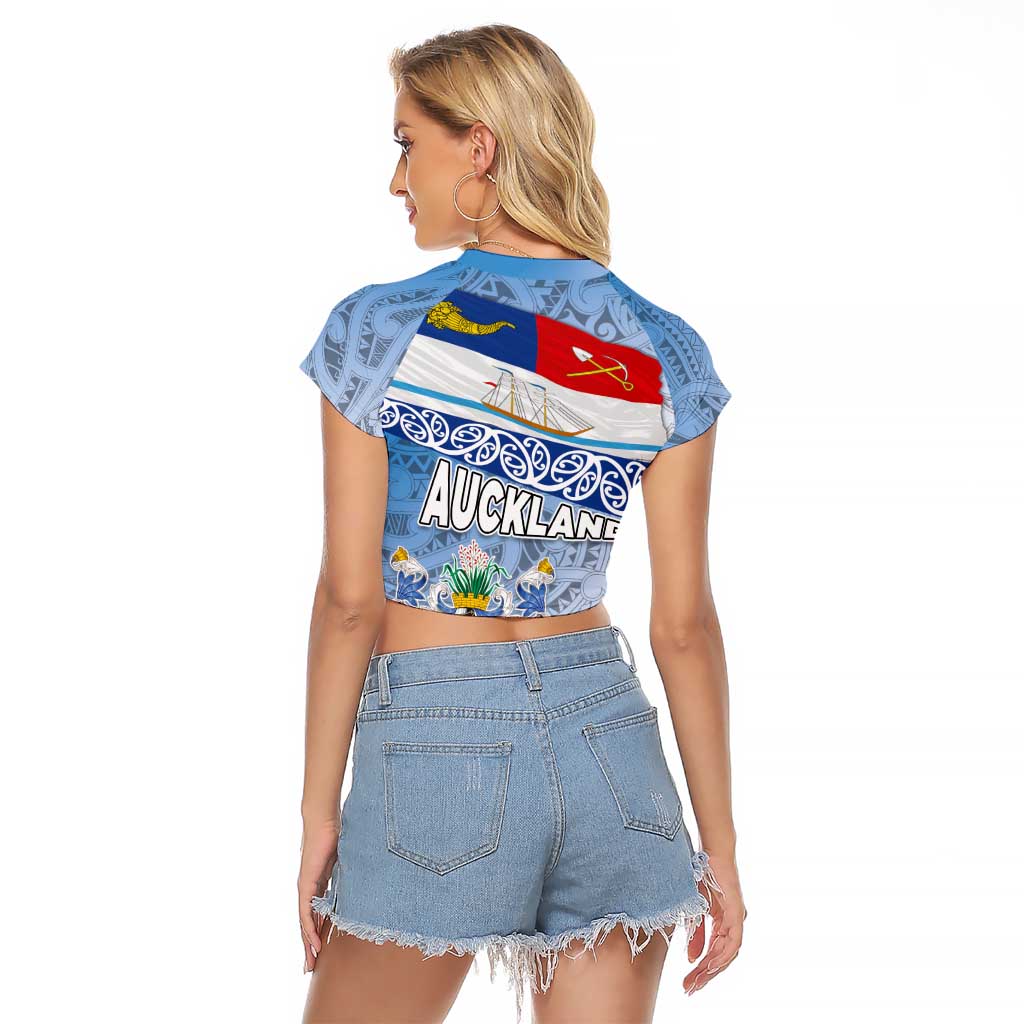 New Zealand Auckland Raglan Cropped T Shirt Auckland's Flag and Coat of Arms - Koru Art Maori Pattern