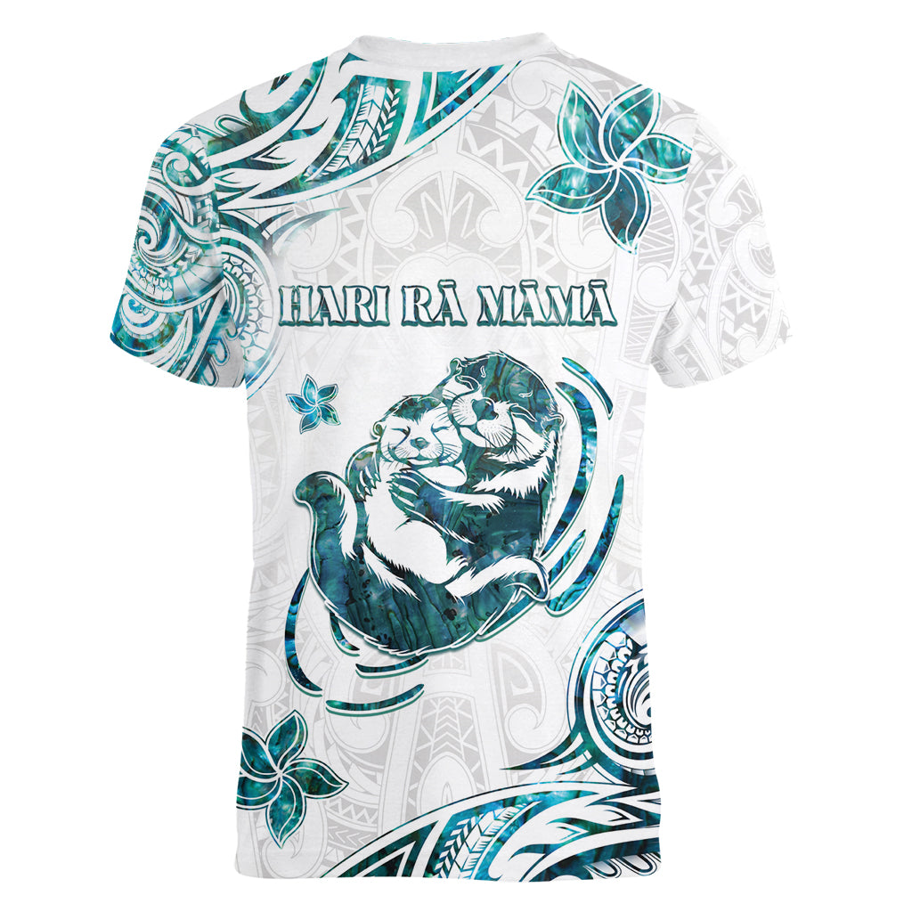 New Zealand Aotearoa Hari Ra Mama Women V-Neck T-Shirt A Mother's Love Is Like No Otter