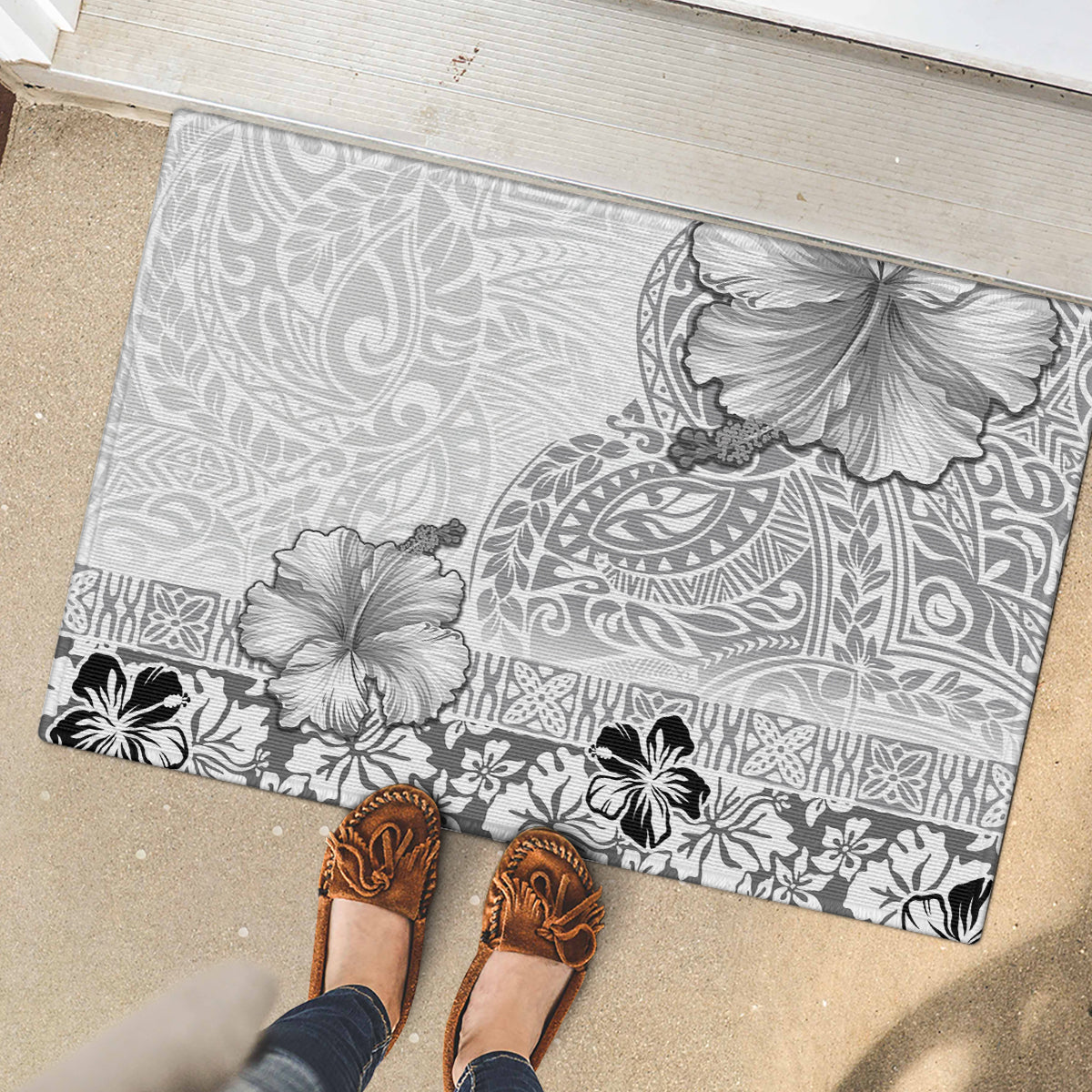 Hawaii Hibiscus With White Polynesian Pattern Rubber Doormat