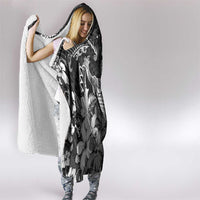 Hawaii King Kamehameha Day Hooded Blanket Polynesian Pattern Mix Hibiscus Black