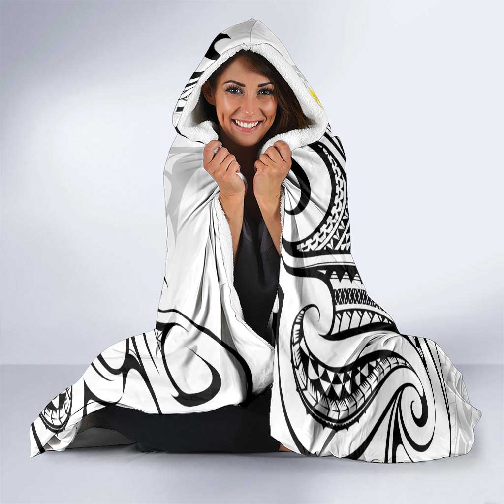 Plumeria With White Polynesian Tattoo Pattern Hooded Blanket