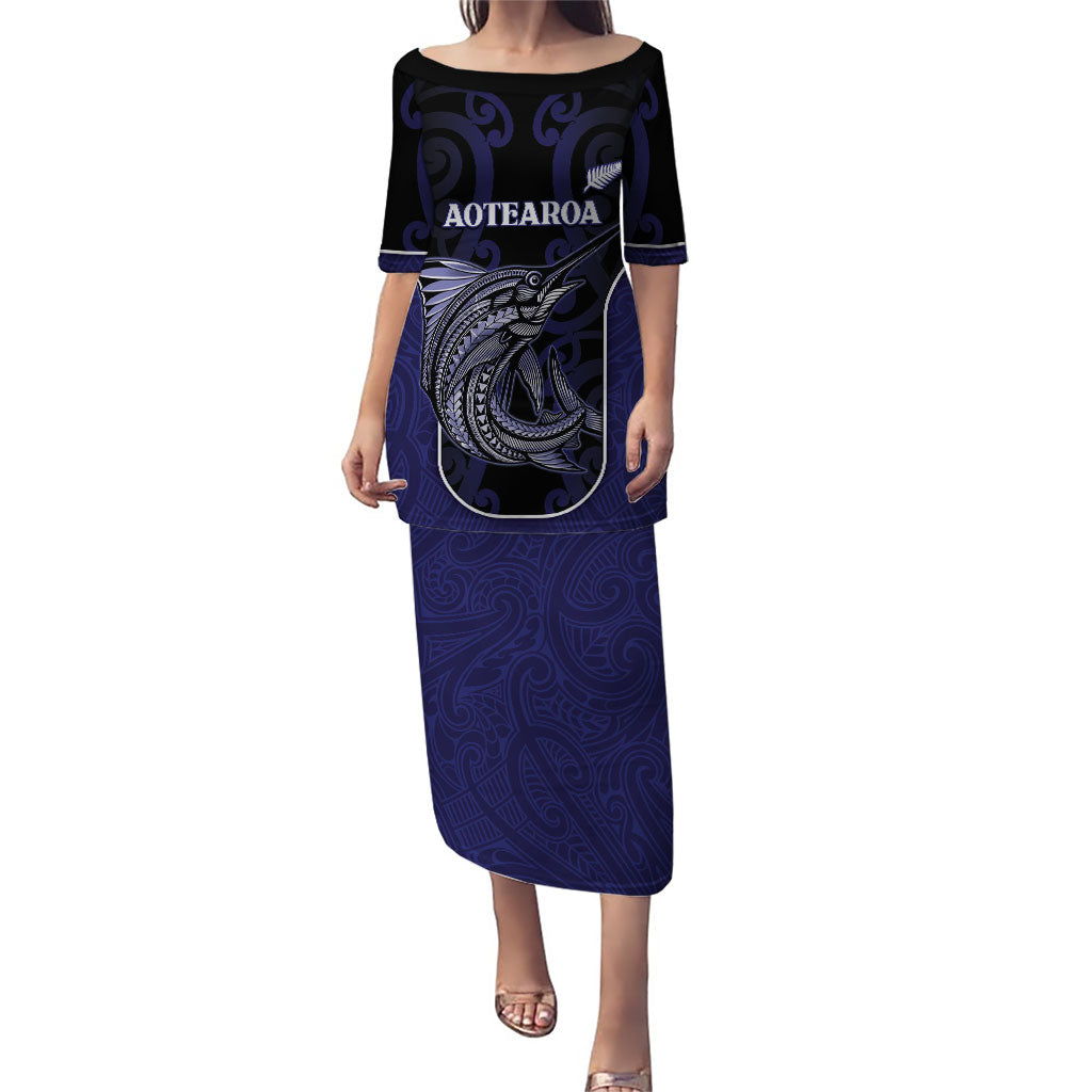 Personalised New Zealand Aotearoa Family Matching Puletasi and Hawaiian Shirt Blue Marlin Fishing Maori Pattern LT05 Mom's Dress Black - Polynesian Pride
