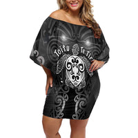 Aotearoa Toitu Te Tiriti Family Matching Off Shoulder Short Dress and Hawaiian Shirt Ka Mua Ka Muri LT05 Mom's Dress Black - Polynesian Pride