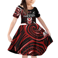 Aotearoa Toitu He Whakaputanga Family Matching Off Shoulder Short Dress and Hawaiian Shirt Toitu Te Tiriti O Waitangi LT05 Daughter's Dress Black - Polynesian Pride