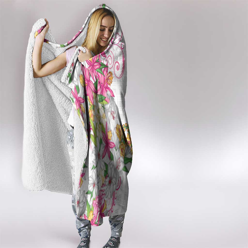 Hawaii Palaka Hooded Blanket White Tribal Pattern With Tropical Flowers - Polynesian Pride