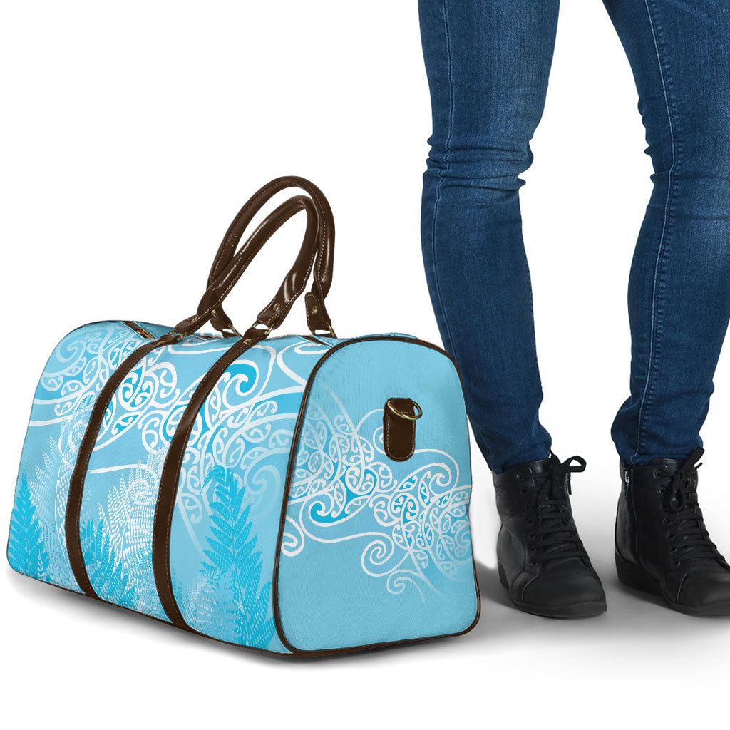 Aotearoa Maori Koru Curves Travel Bag Silver Ferns - Turquoise