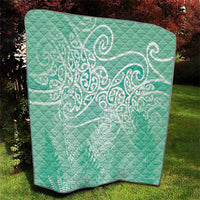 Aotearoa Maori Koru Curves Quilt Silver Ferns - Mint
