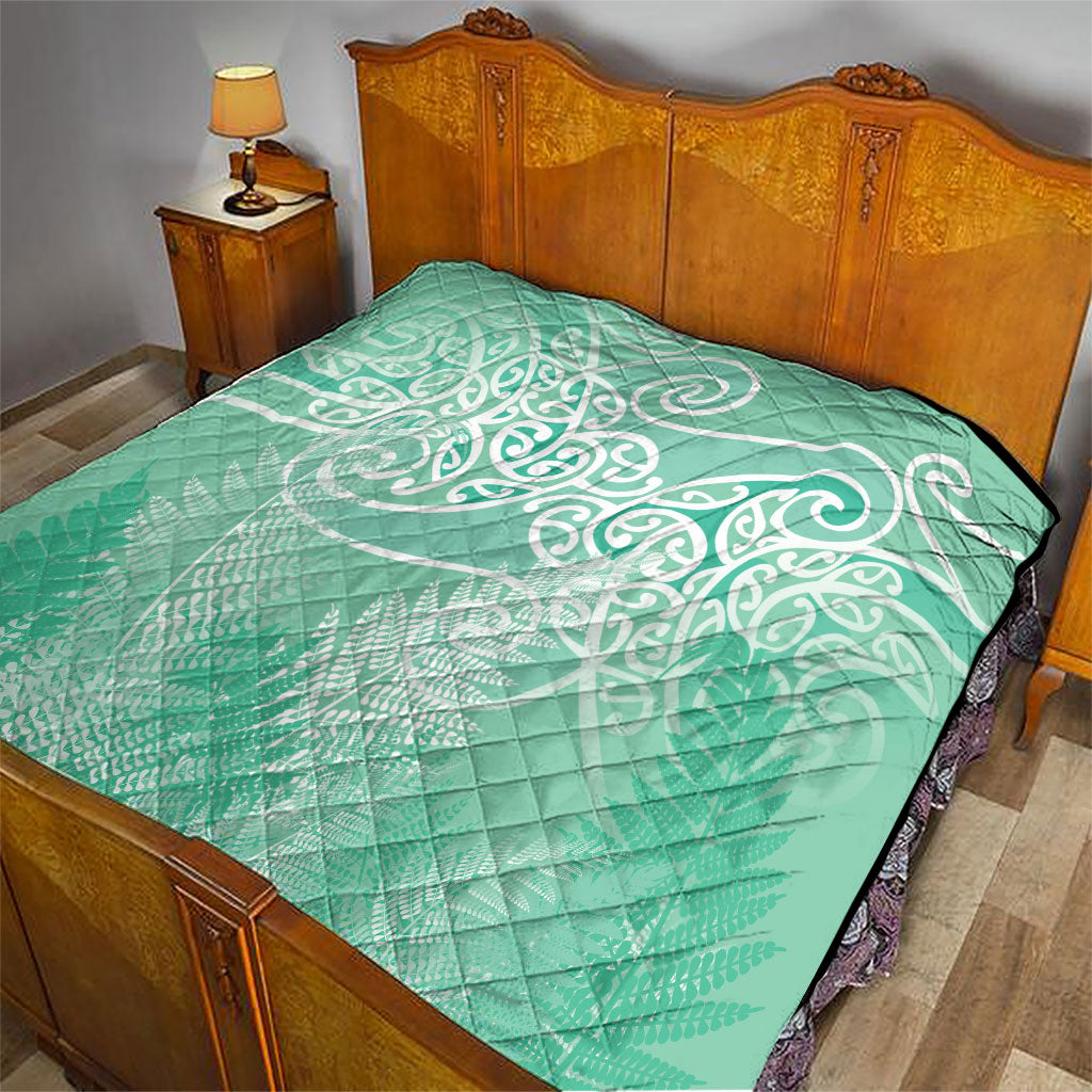 Aotearoa Maori Koru Curves Quilt Silver Ferns - Mint
