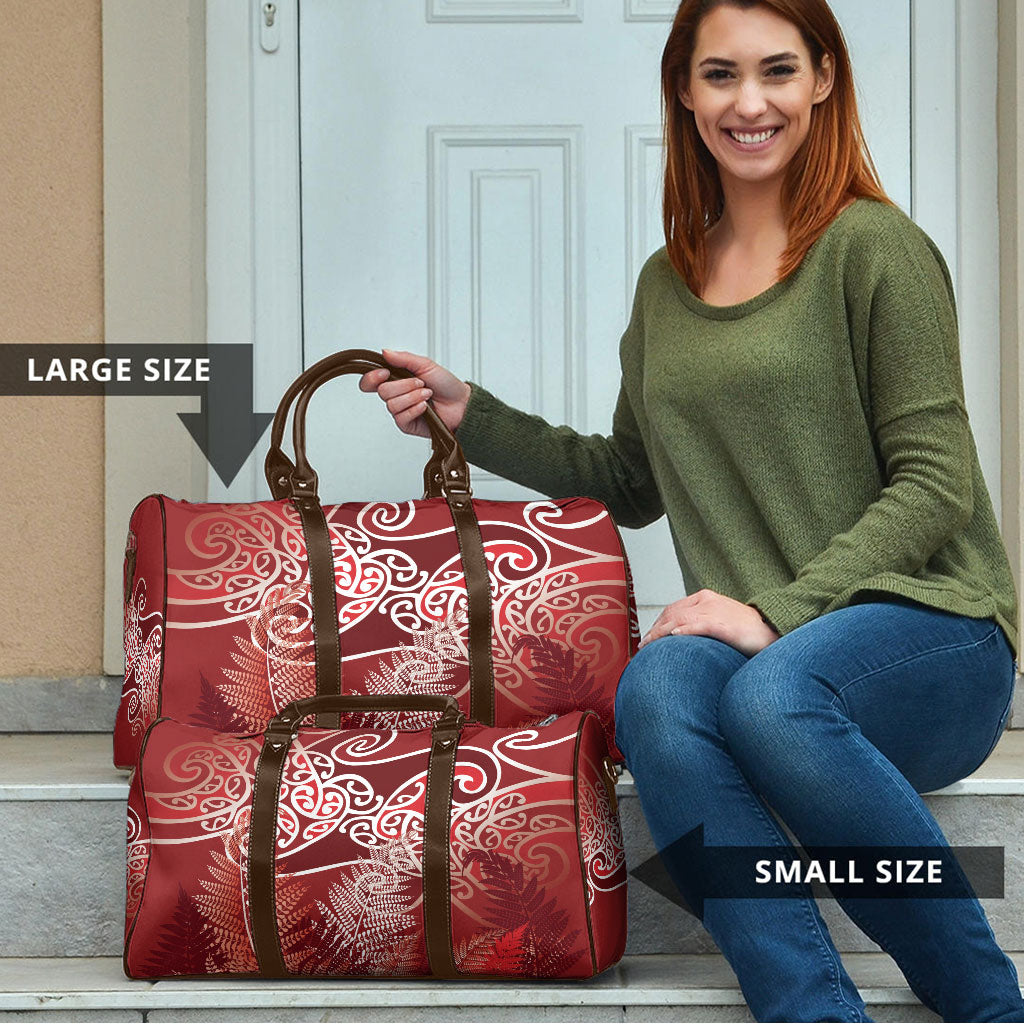 Aotearoa Maori Koru Curves Travel Bag Silver Ferns - Crimson Red