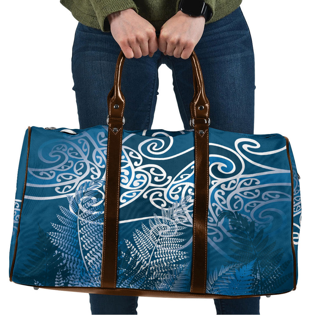Aotearoa Maori Koru Curves Travel Bag Silver Ferns - Navy Blue