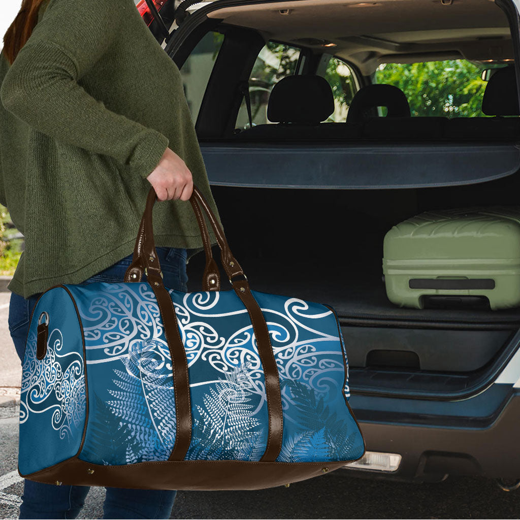 Aotearoa Maori Koru Curves Travel Bag Silver Ferns - Navy Blue