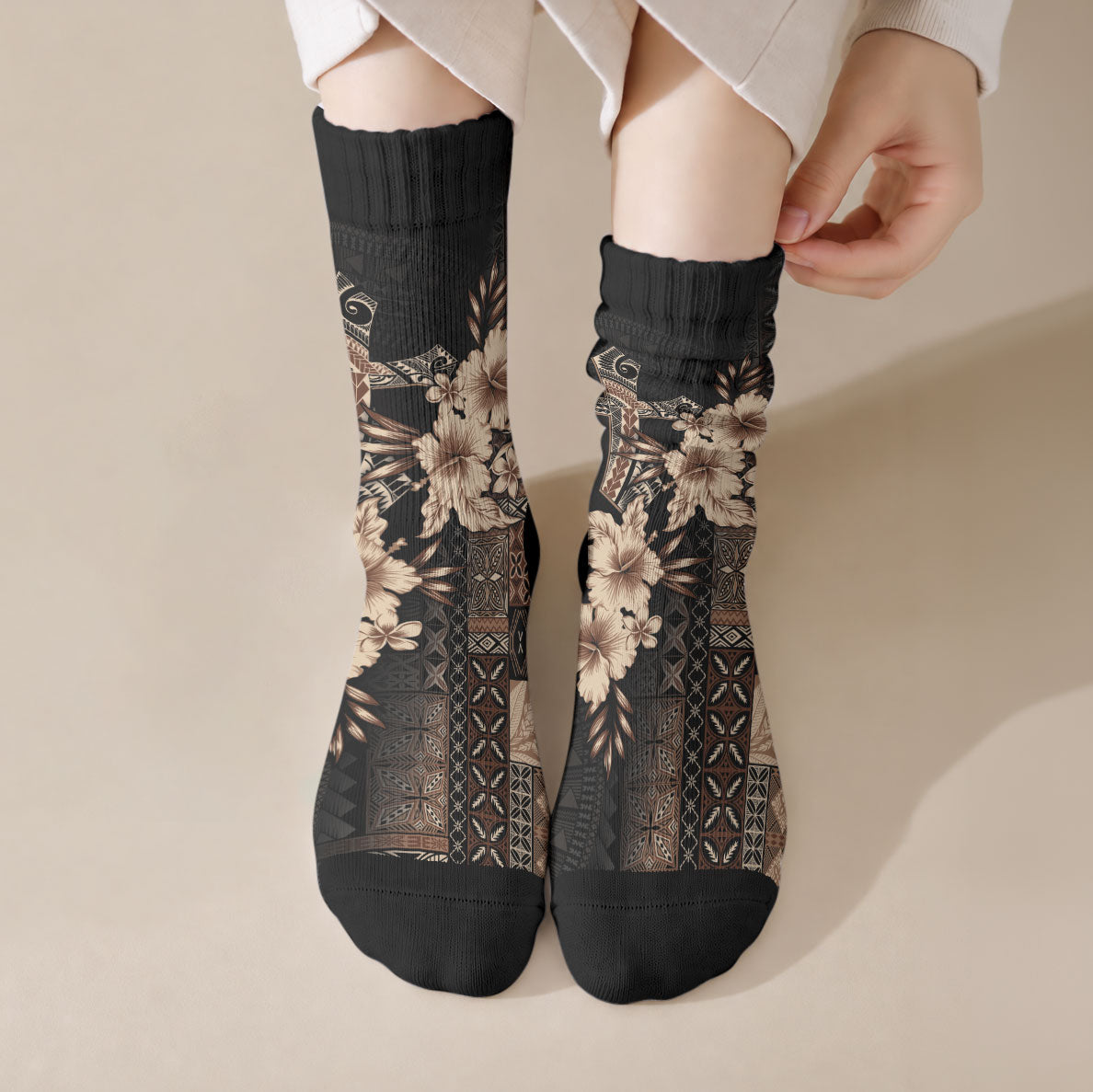 Samoa AIGA Mamanu Siapo Malu Motifs Crew Socks Black Ver LT7 Crew Socks Black - Polynesian Pride