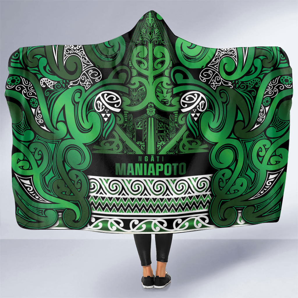 Aotearoa Iwi Ngati Maniapoto Hooded Blanket Maori Wharenui House Tribal Pattern LT9 One Size Dark green - Polynesian Pride