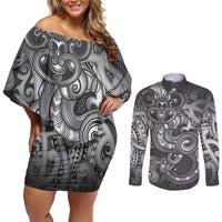 Aotearoa Maori Hei Tiki Couples Matching Off Shoulder Short Dress and Long Sleeve Button Shirt Kiwikiwi Kowhaiwhai Puhoro Motif LT9 Grey - Polynesian Pride