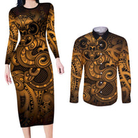 Aotearoa Maori Hei Tiki Couples Matching Long Sleeve Bodycon Dress and Long Sleeve Button Shirt Koura Kowhaiwhai Puhoro Motif LT9 Gold - Polynesian Pride