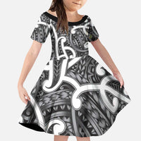 Aotearoa Maori Kowhaiwhai Family Matching Off Shoulder Short Dress and Hawaiian Shirt Kiwikiwi Puhoro and Patiki LT9 Daughter's Dress Grey - Polynesian Pride
