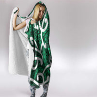 Aotearoa Maori Kowhaiwhai Hooded Blanket Kakariki Puhoro and Patiki