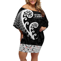 Kia Mau Ki To Ukaipo Family Matching Off Shoulder Short Dress and Hawaiian Shirt Te Reo Maori Koru Fern Art LT9 Mom's Dress Black - Polynesian Pride
