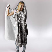 Hawaii Puakenikeni and Maile Lei Hooded Blanket Black Japanese Wave Style - Polynesian Pride