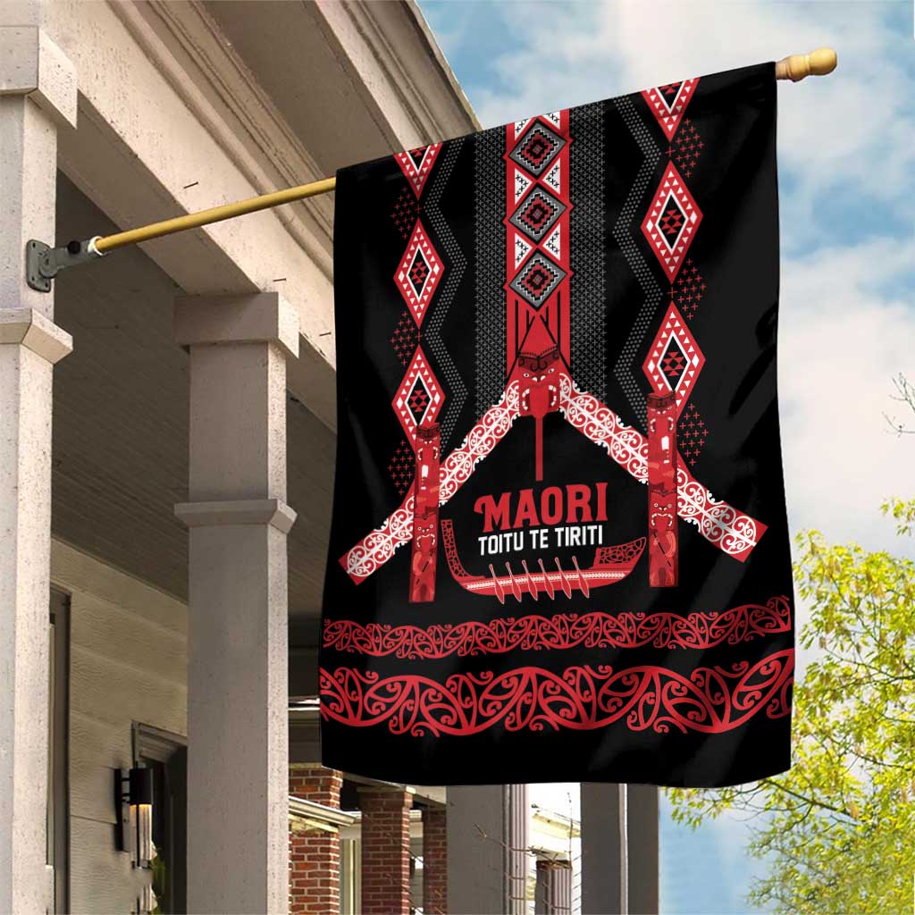 Toitu Te Tiriti Waitangi Garden Flag Black Wharenui House - Polynesian Pride