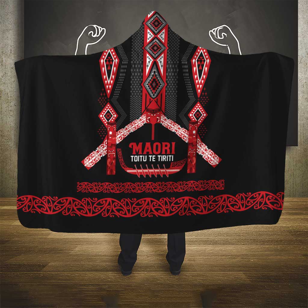 Toitu Te Tiriti Waitangi Hooded Blanket Black Wharenui House LT9 - Polynesian Pride