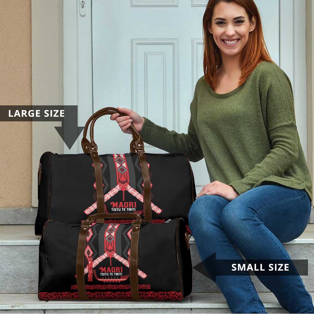Toitu Te Tiriti Waitangi Travel Bag Black Wharenui House - Polynesian Pride