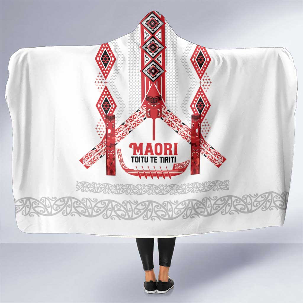 Toitu Te Tiriti Waitangi Hooded Blanket White Wharenui House - Polynesian Pride
