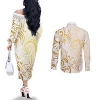 Gold And White Aoteara Horse Racing Couples Matching Off The Shoulder Long Sleeve Dress and Long Sleeve Button Shirt NZ Maori Pattern
