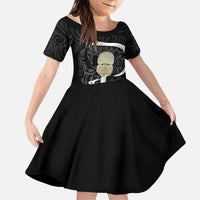 Black New Zealand Eel Family Matching Puletasi and Hawaiian Shirt Aotearoa Maori Tuna With Kotiate Weapon LT14 Daughter's Dress Black - Polynesian Pride