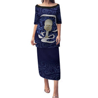 Blue New Zealand Eel Family Matching Puletasi and Hawaiian Shirt Aotearoa Maori Tuna With Kotiate Weapon LT14 Mom's Dress Blue - Polynesian Pride