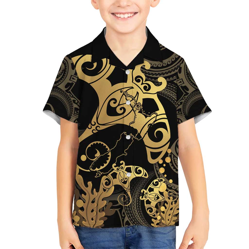 Black And Gold Aotearoa Whai Family Matching Summer Maxi Dress and Hawaiian Shirt NZ Stingrays Maori Curves Style LT14 Son's Shirt Gold - Polynesian Pride