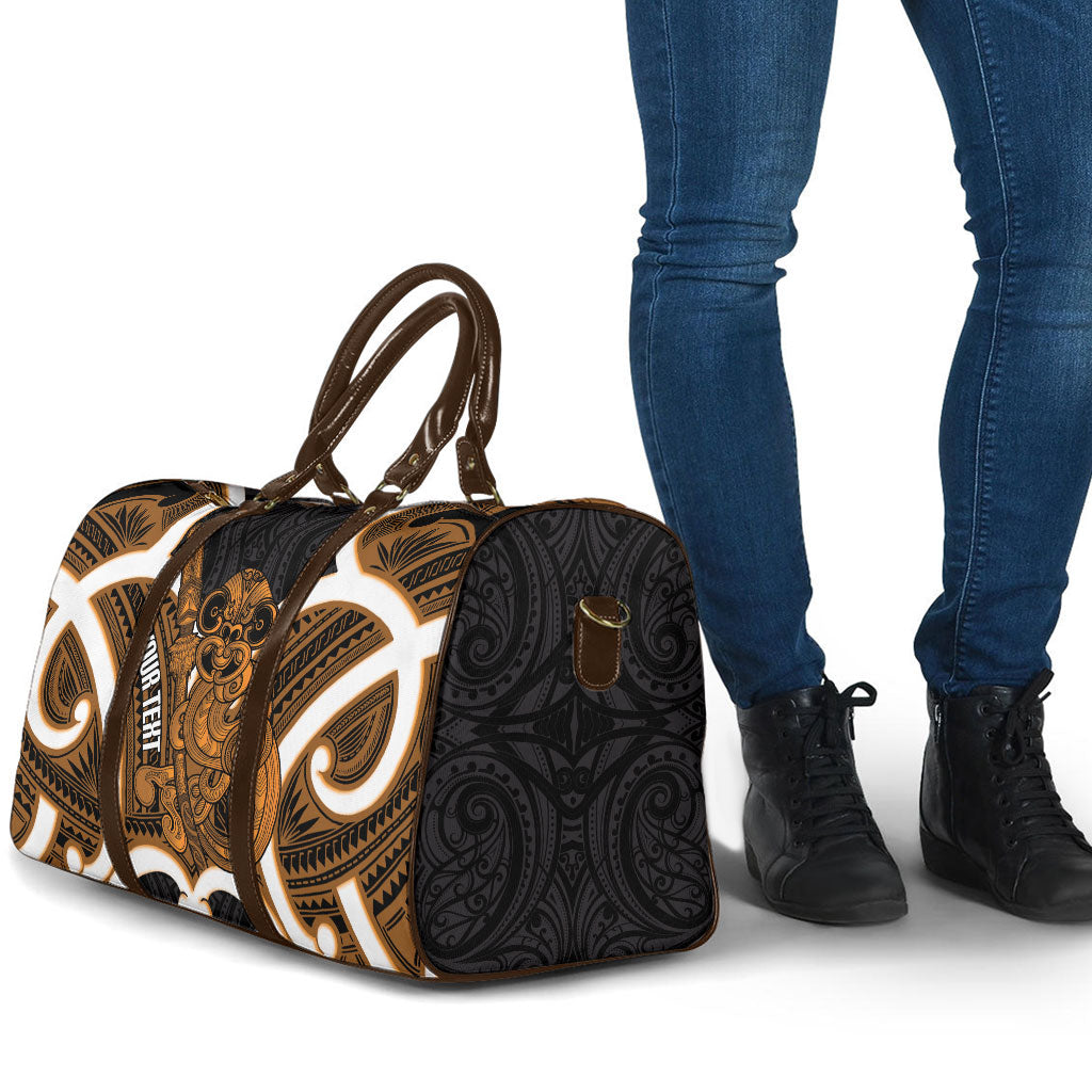 Karaka Aotearoa Atua Tumatauenga Personalised Travel Bag Maori God Of War Tiki With Taiaha LT14 - Polynesian Pride
