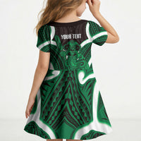 Kakariki Aotearoa Atua Tumatauenga Personalised Kid Short Sleeve Dress Maori God Of War Tiki With Taiaha LT14 - Polynesian Pride