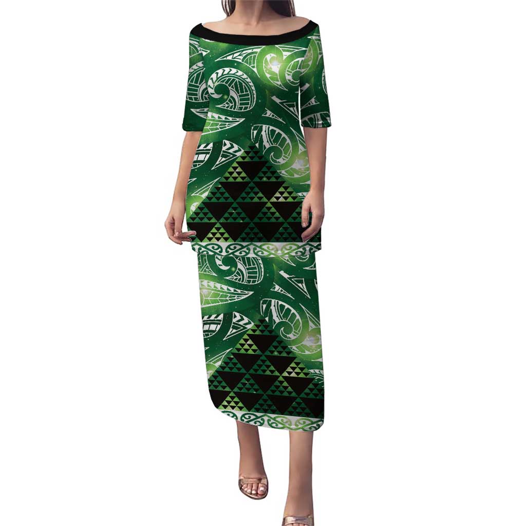 Matariki New Zealand Family Matching Puletasi and Hawaiian Shirt NZ Niho Taniwha Maori New Year Green Galaxy LT14 Mom's Dress Green - Polynesian Pride