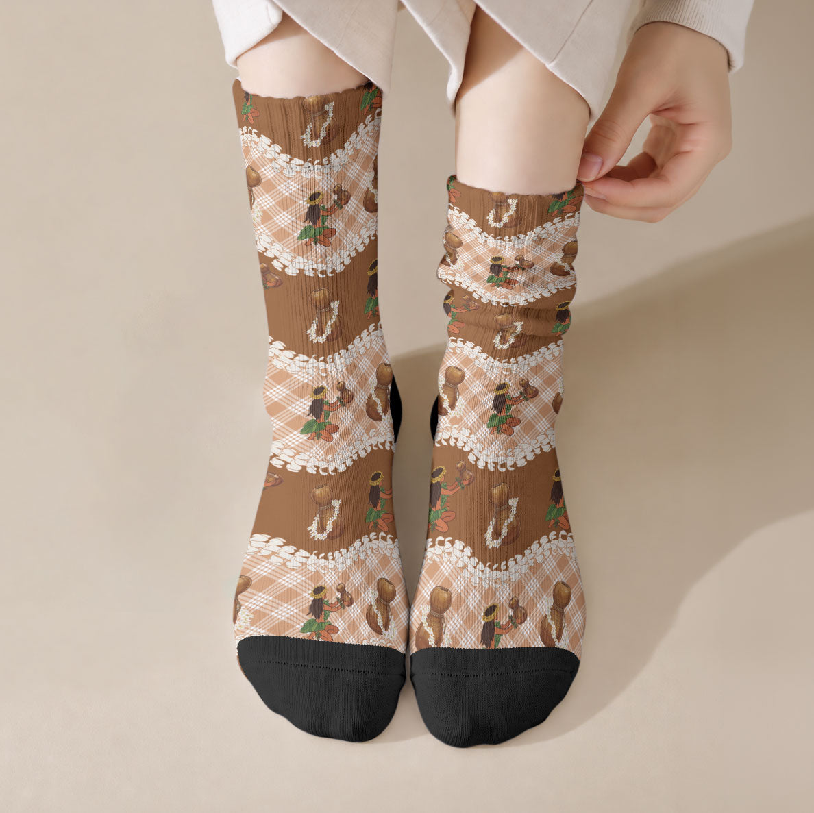 Ipu Heke Hawaii Makahiki Crew Socks Hawaiian Puakenikeni Lei Hula Girl Palaka Motifs LT14 Crew Socks Brown - Polynesian Pride