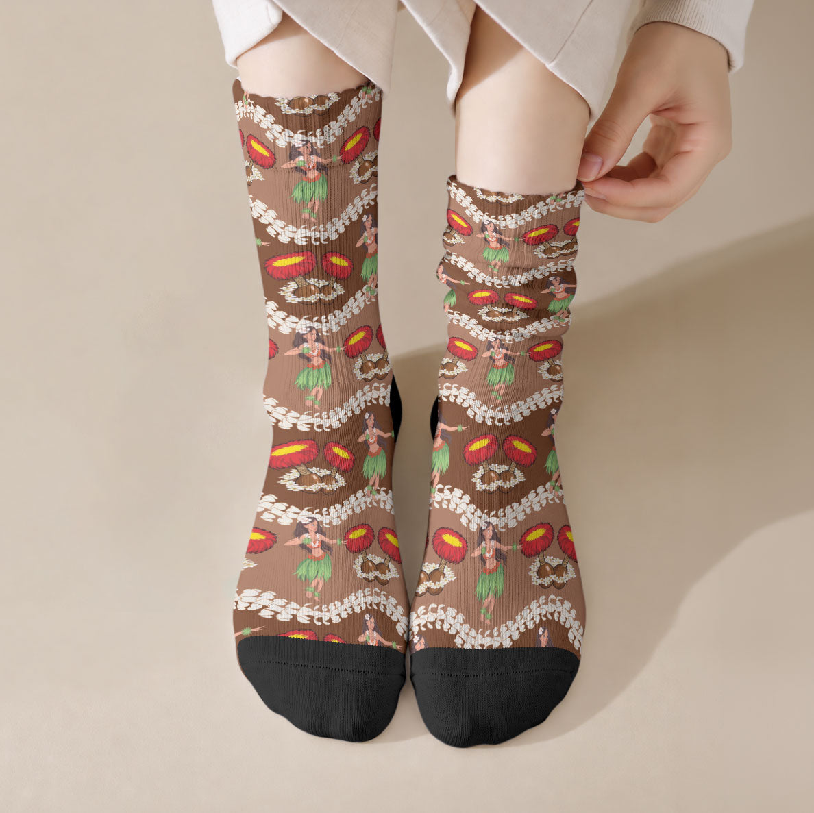 Uliuli Hawaii Makahiki Crew Socks Hawaiian Puakenikeni Lei Hula Girl Brown Version LT14 Crew Socks Brown - Polynesian Pride