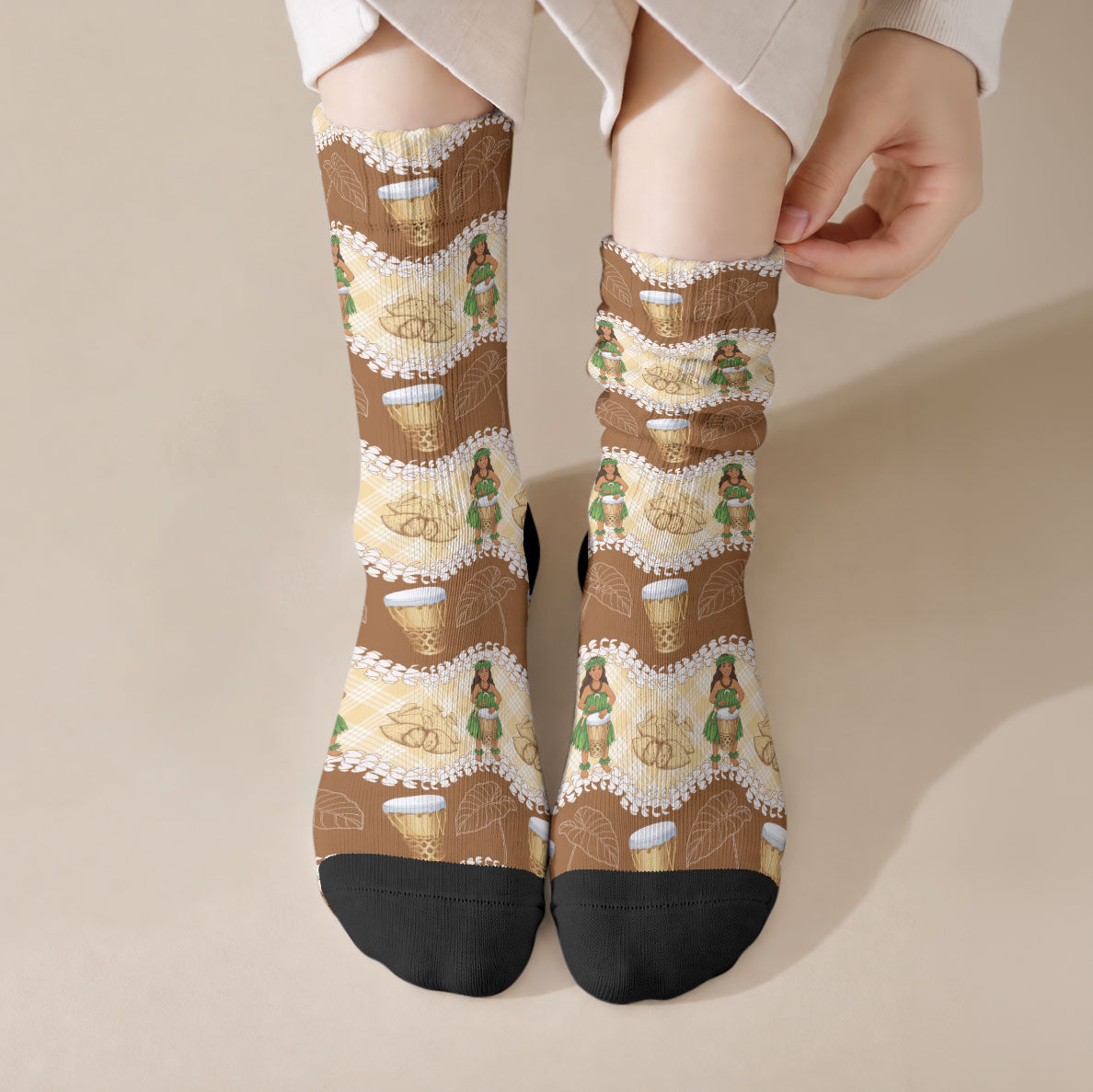 Hula Pahu Hawaii Makahiki Crew Socks Hawaiian Puakenikeni Lei Kalo Uala Palaka Motifs LT14 Crew Socks Brown - Polynesian Pride