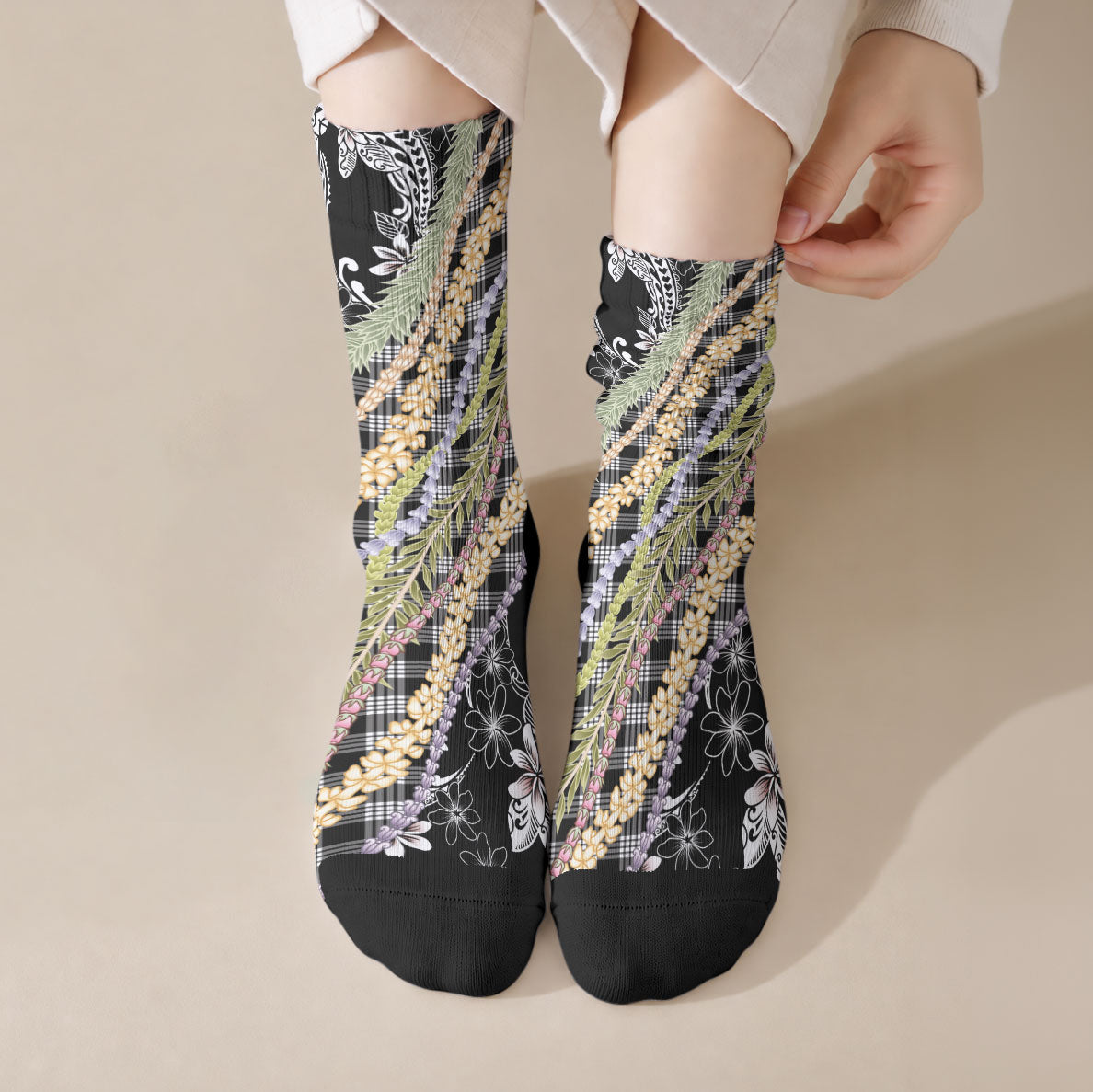 Black Palaka Hawaii Leis Crew Socks Hawaiian-plaid Elegant Tropical Vibes LT14 Crew Socks Black - Polynesian Pride