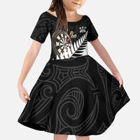 Personalised New Zealand Darts Family Matching Off Shoulder Maxi Dress and Hawaiian Shirt Silver Fern Aotearoa Maori Pattern LT14 Daughter's Dress Black - Polynesian Pride