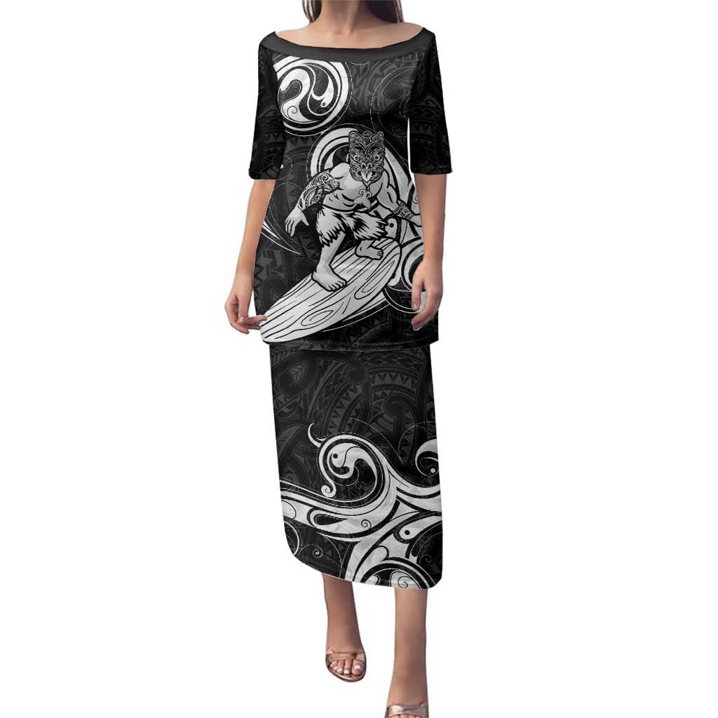 Personalised New Zealand Surfing Family Matching Puletasi and Hawaiian Shirt Aotearoa Maori Tiki Haka LT14 Mom's Dress Black - Polynesian Pride
