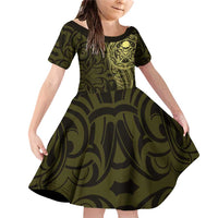 New Zealand Skull Darts Family Matching Off Shoulder Short Dress and Hawaiian Shirt Aotearoa Maori Chest Tattoo Stylized Gold LT14 Daughter's Dress Gold - Polynesian Pride