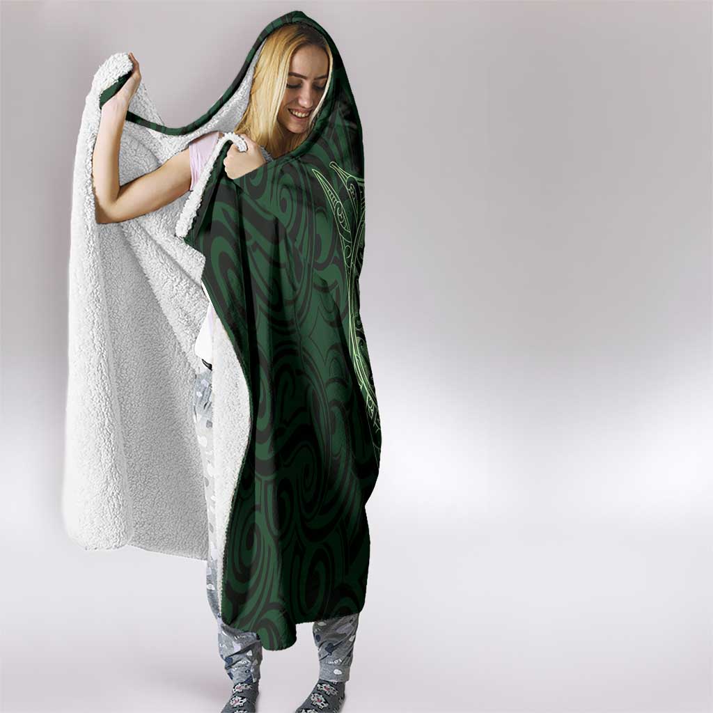 New Zealand Skull Darts Hooded Blanket Aotearoa Maori Chest Tattoo Stylized Green - Polynesian Pride