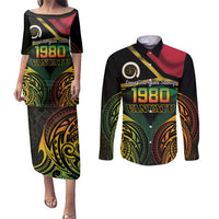Vanuatu 1980 Couples Matching Puletasi and Long Sleeve Button Shirt Hapi 45 Yia Indipendens Anivesari