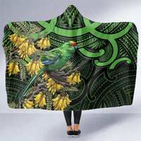 New Zealand Parakeet Bird Hooded Blanket Maori Kakariki Kowhai Maori Pattern