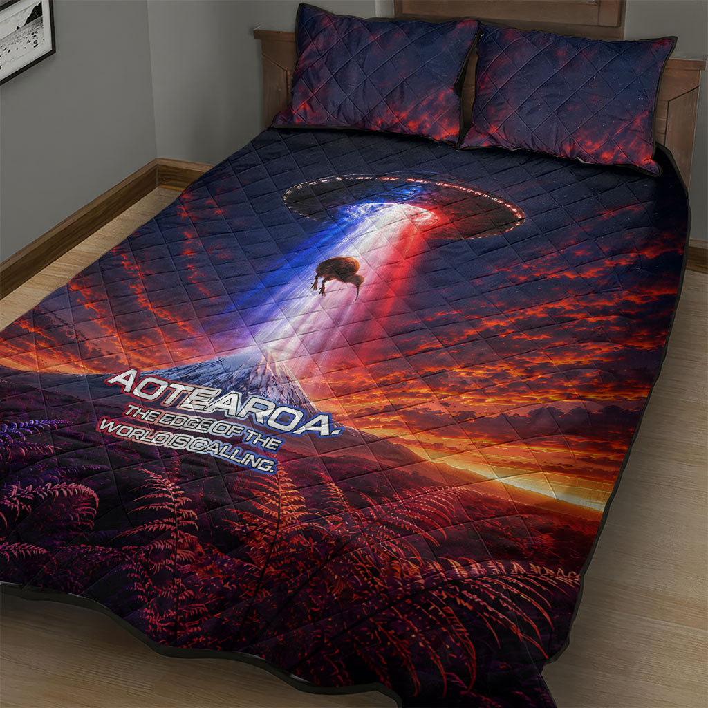 New Zealand Aotearoa Kiwi UFO Quilt Bed Set Sci-Fi Galaxy Sunset Sky Tower And Mountain